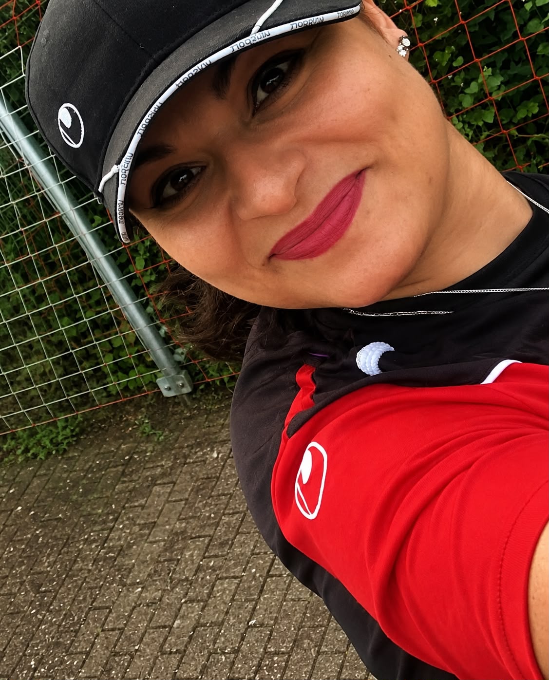 Emy von Strong Lipstick mit Kappe und rotem Trainingsoberteil