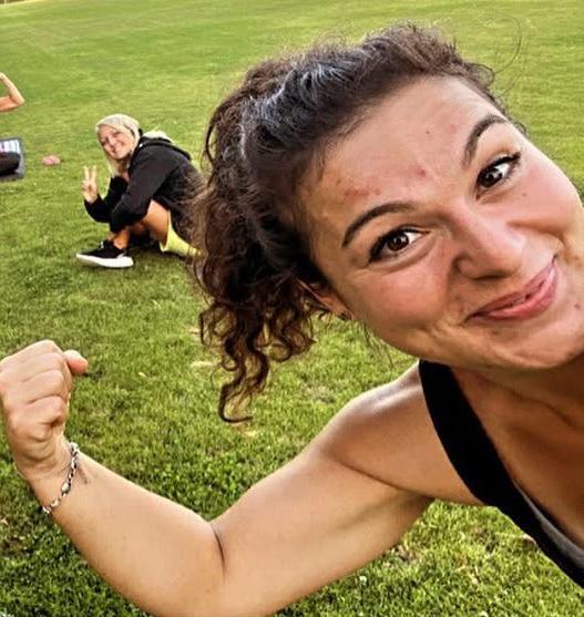 Emy von Strong Lipstick beim Training im Freien
