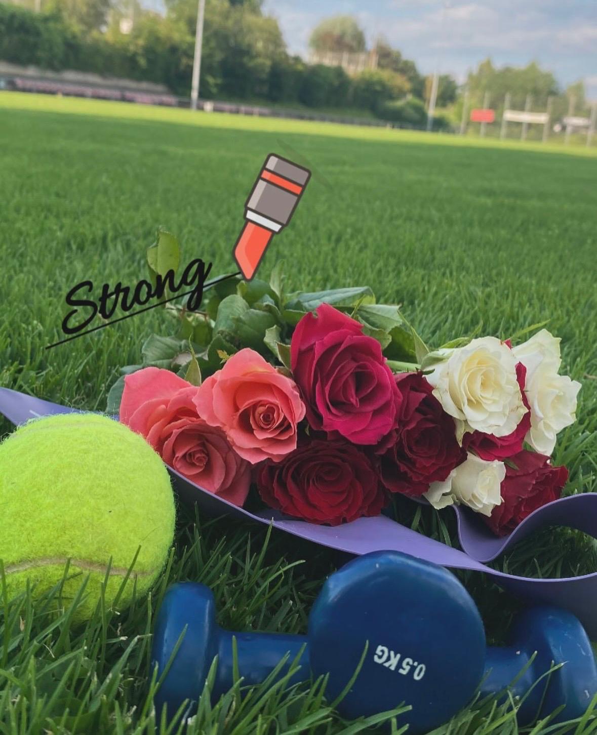 Deko-Motiv von Strong Lipstick mit Blumen und Trainingsgeräten