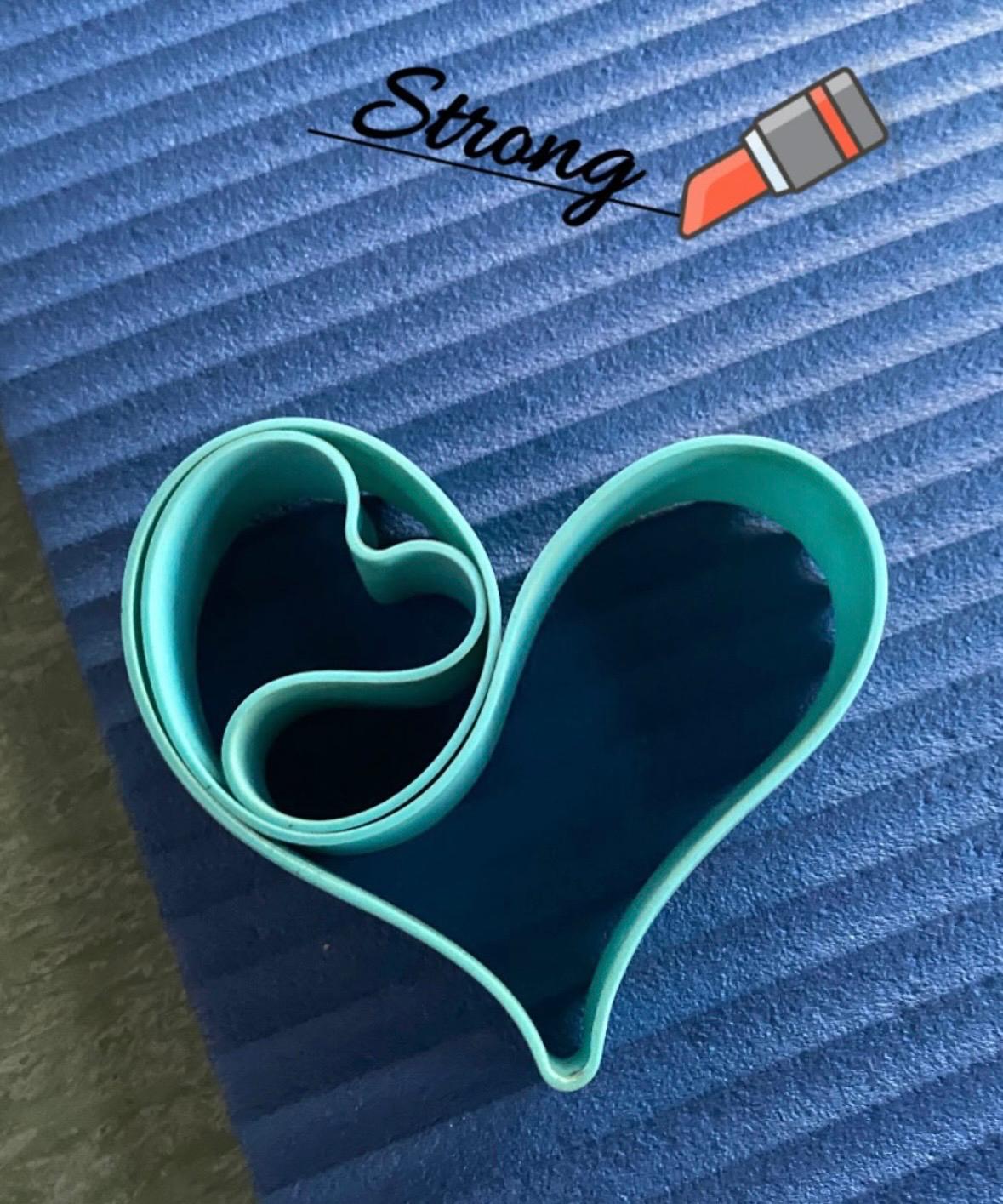 Deko-Motiv von Strong Lipstick mit Fitnessband in Herzform