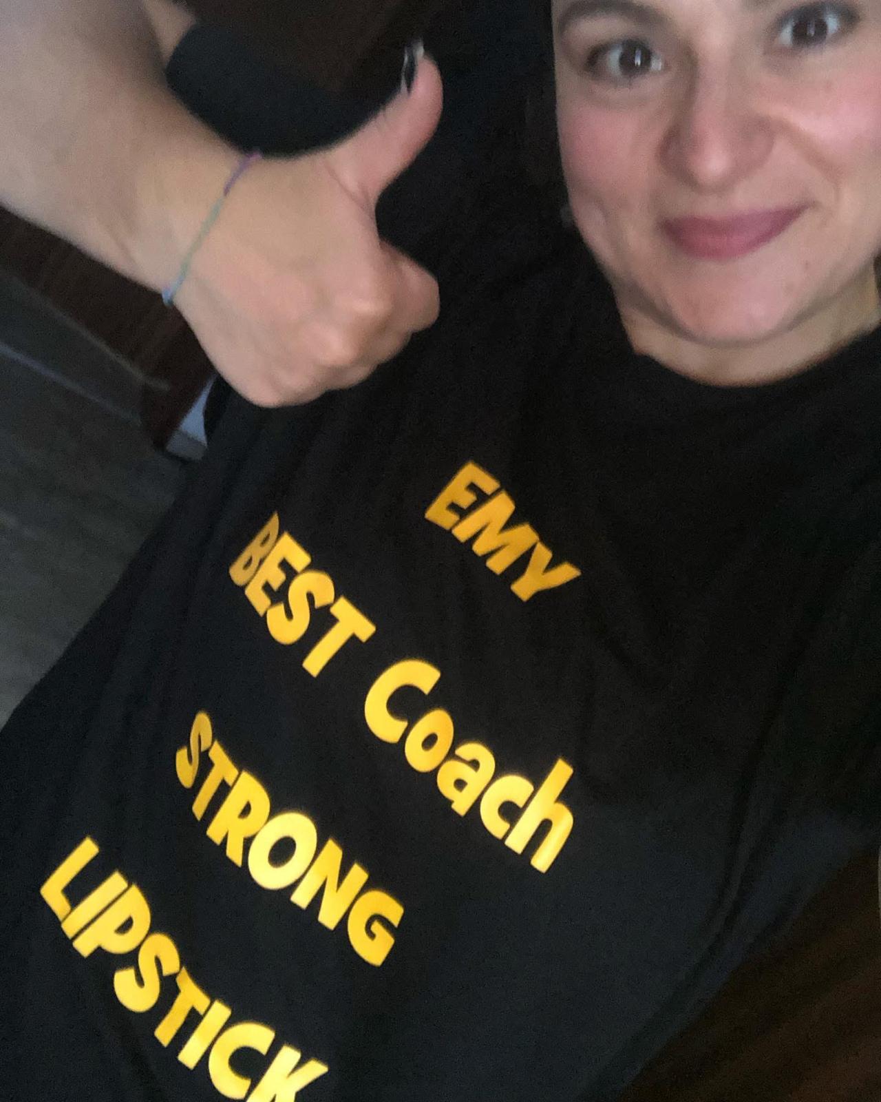 Emy von Strong Lipstick im Coach-Shirt